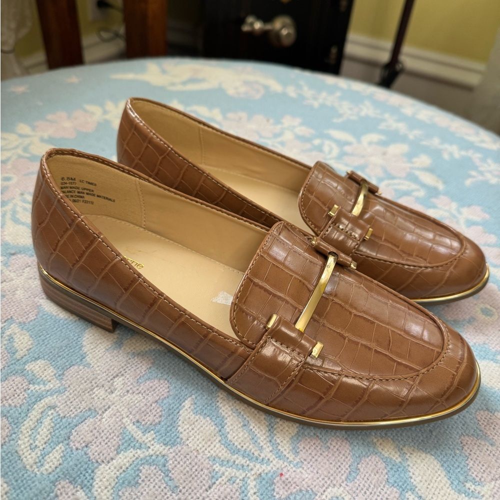 Liz Claiborne Sz 6.5 Brown Croc-Embossed Loafers with Gold Accent